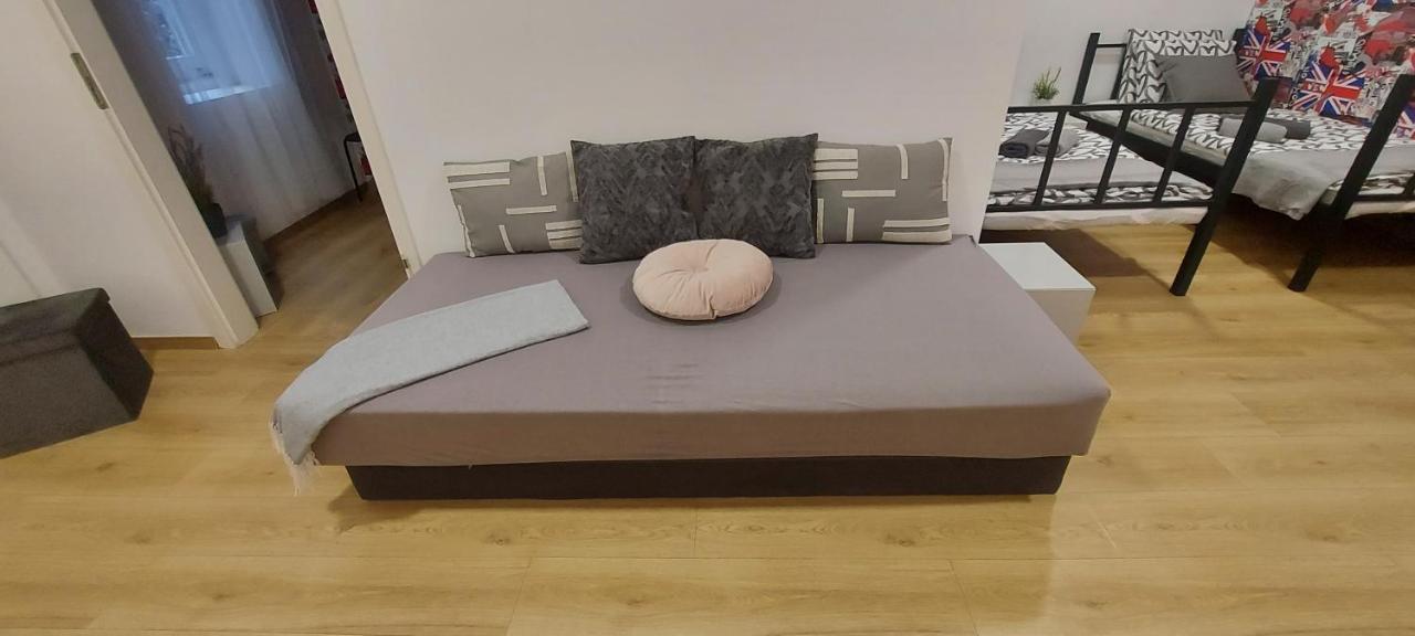London Fog Apartment In The Party District Budapest Esterno foto