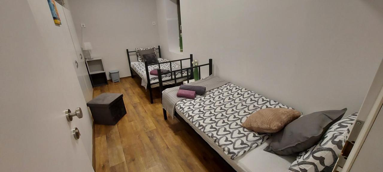 London Fog Apartment In The Party District Budapest Esterno foto