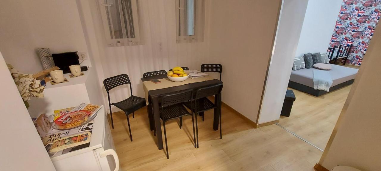 London Fog Apartment In The Party District Budapest Esterno foto