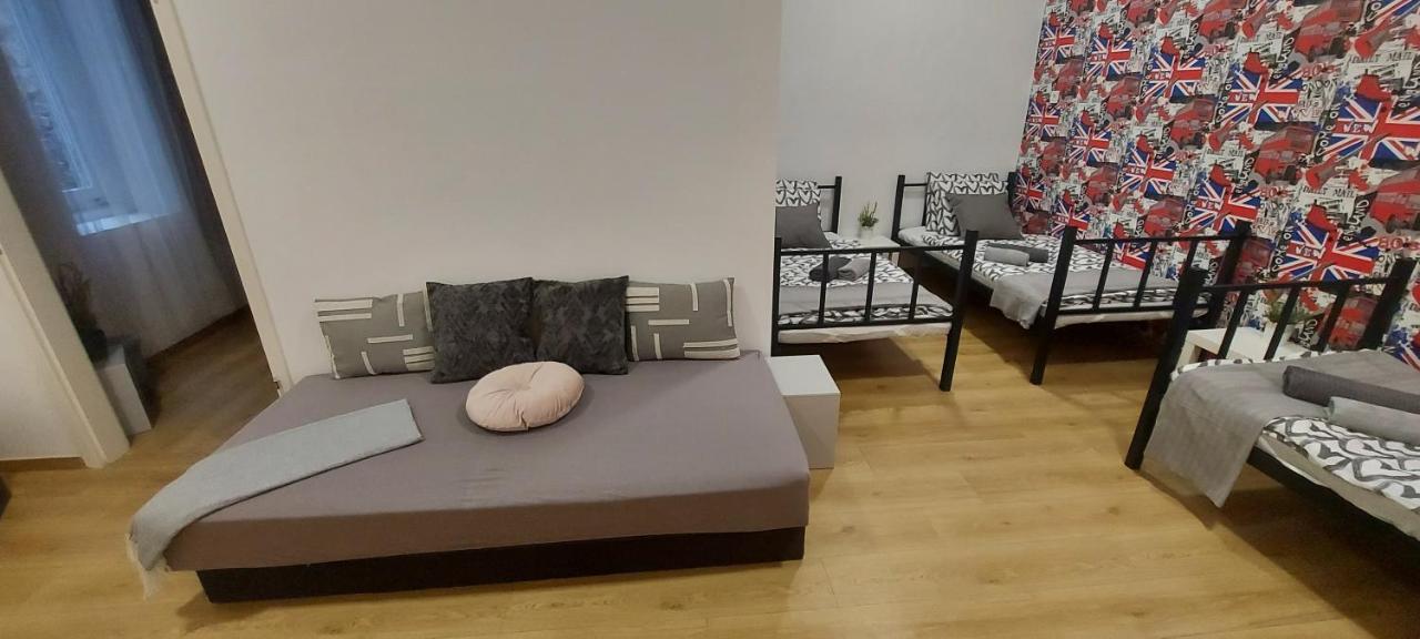 London Fog Apartment In The Party District Budapest Esterno foto