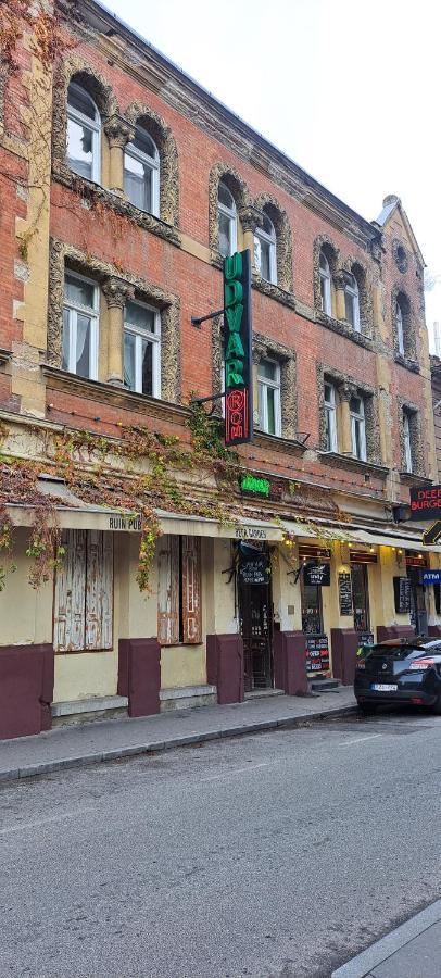 London Fog Apartment In The Party District Budapest Esterno foto